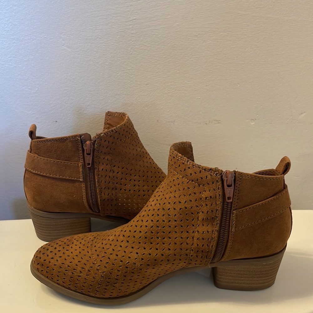 Universal Thread~Size 8 - image 1